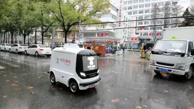 Çin'de korona salgınına karşı insansız kurye